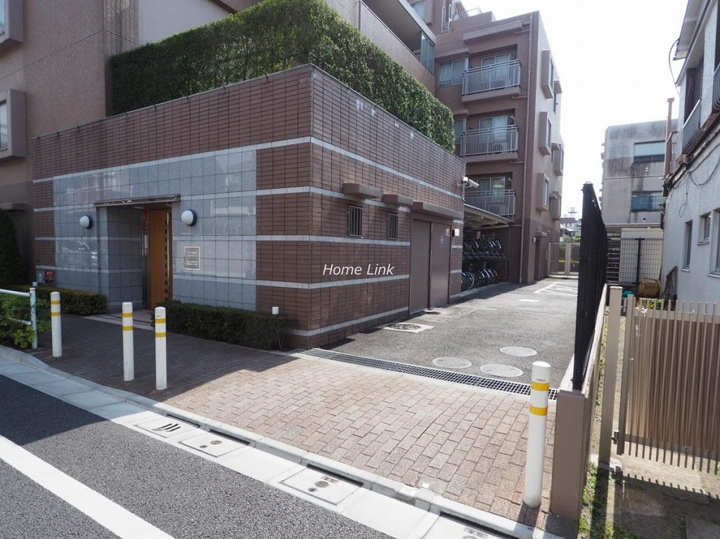 ヒルズ成増プライディアコート 駐車場出入口