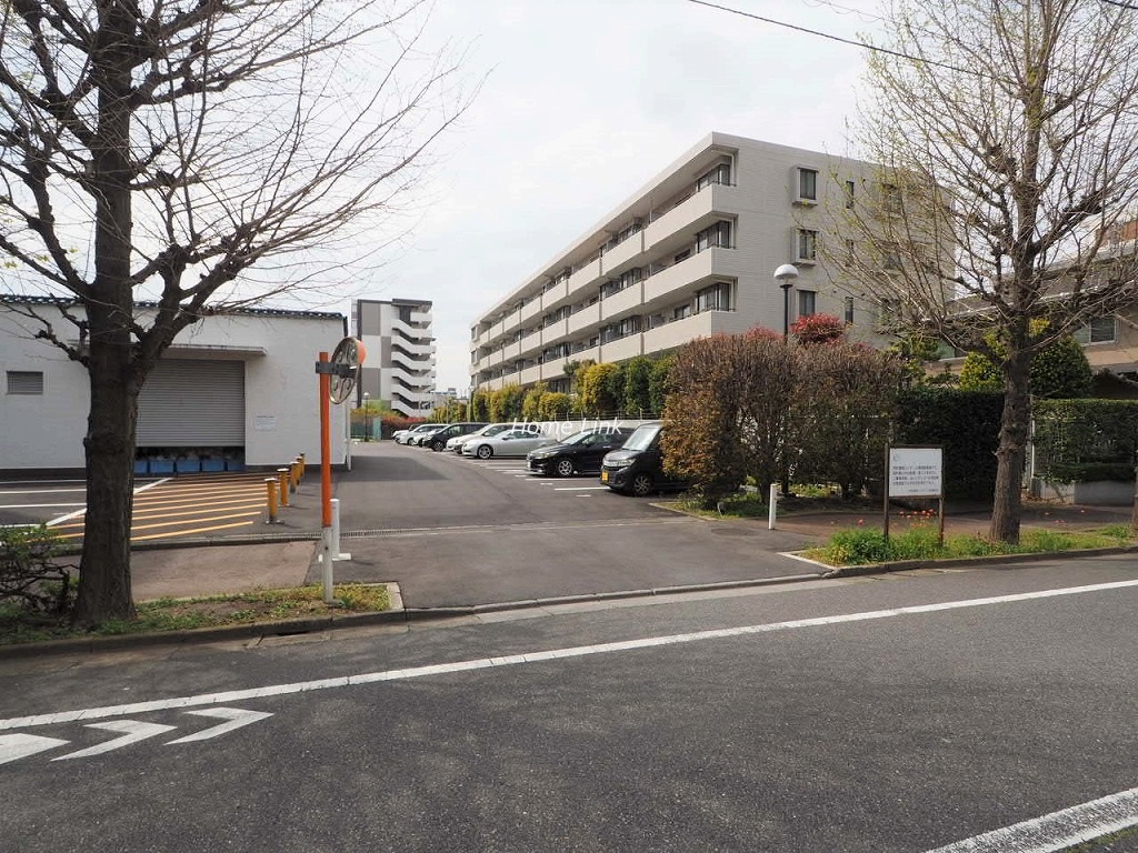 秀和蓮根レジデンス　駐車場出入口
