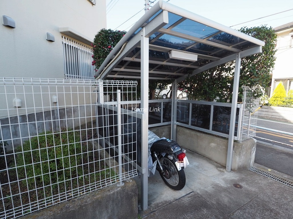 日商岩井上板橋マンション　バイク置場