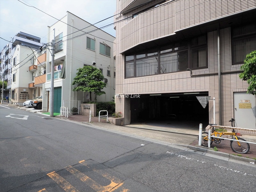 ゲオ・タワー池袋　駐車場出入口