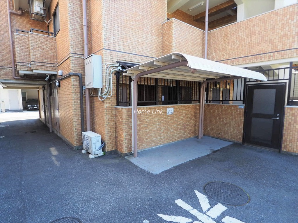 ライオンズマンション本蓮沼　バイク置場