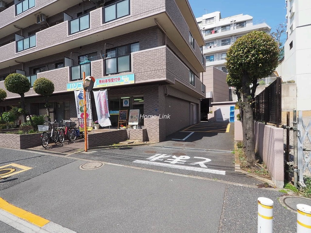 ナイスアーバン徳丸　駐車場出入口