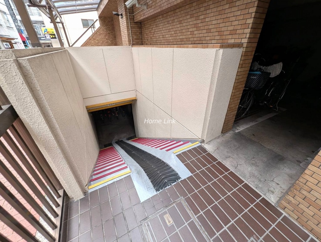 ライオンズマンション板橋　地下駐輪場出入口