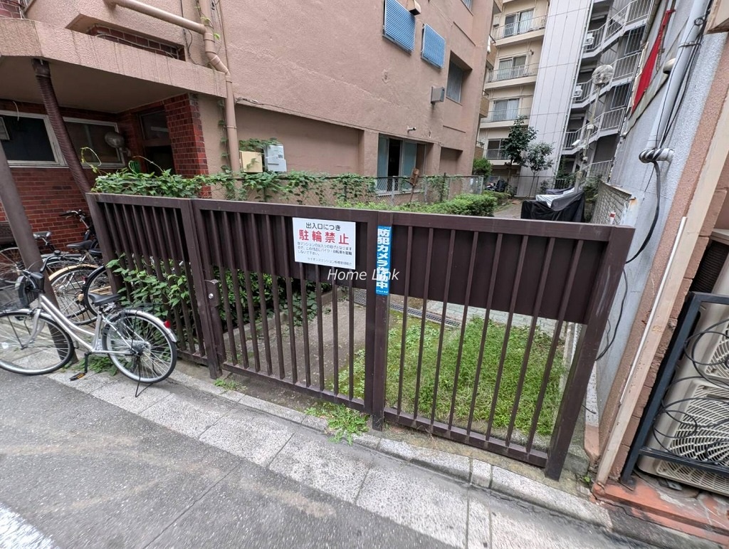 ライオンズマンション板橋　バイク置き場出入口