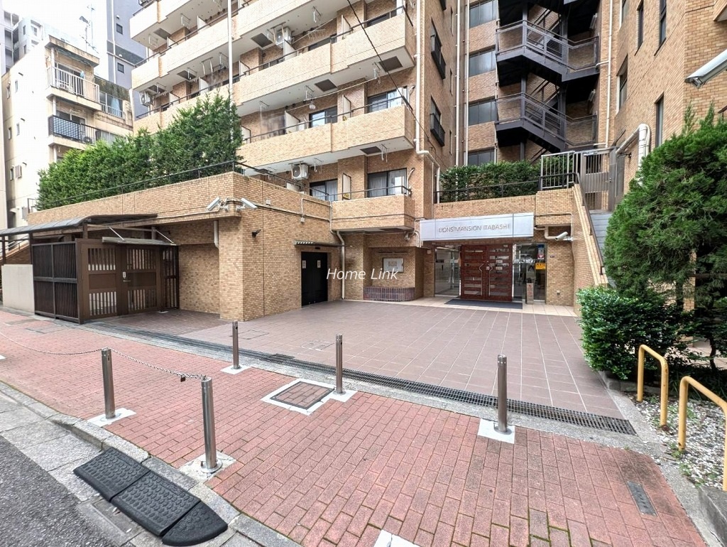 ライオンズマンション板橋　北側エントランス前
