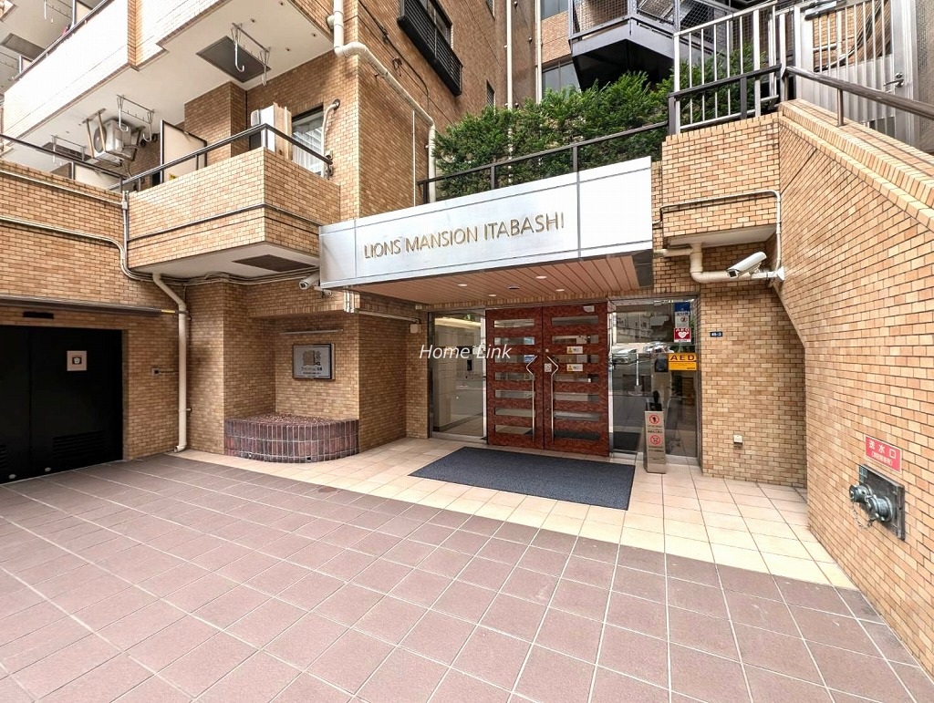 ライオンズマンション板橋　エントランス前