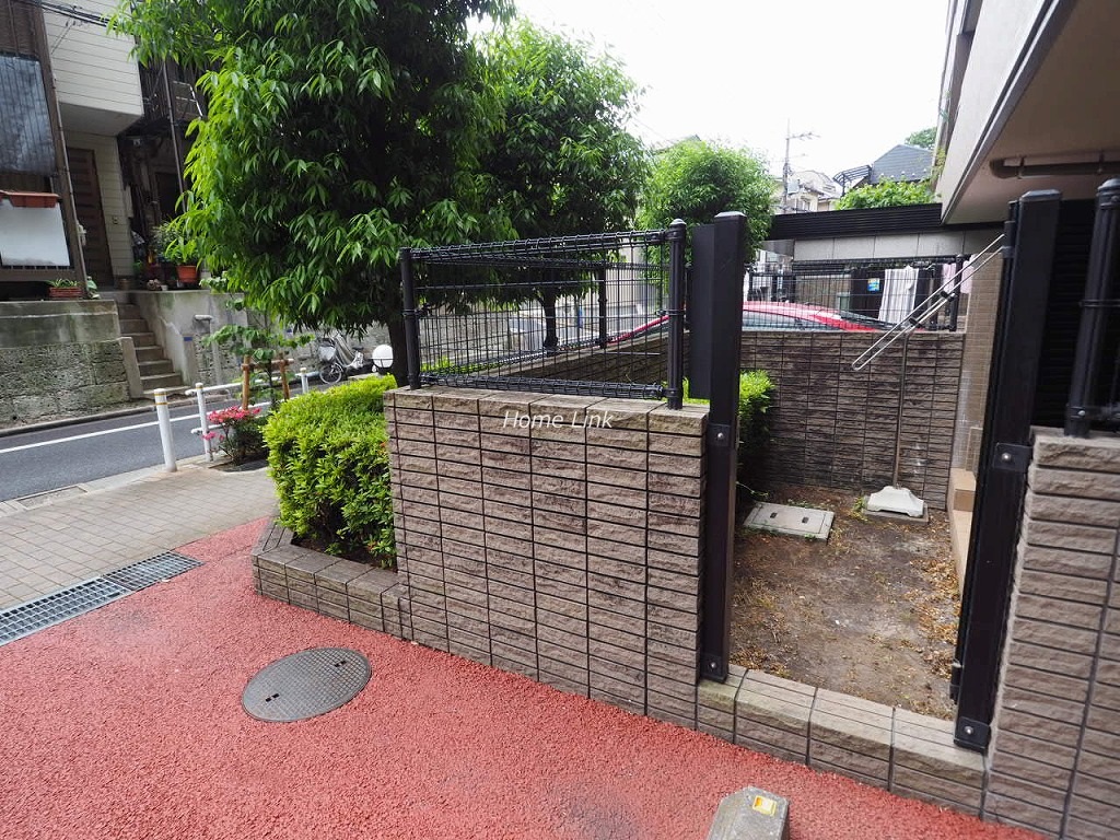 コスモ板橋志村プリオール1階 専用駐車場から専用庭へ