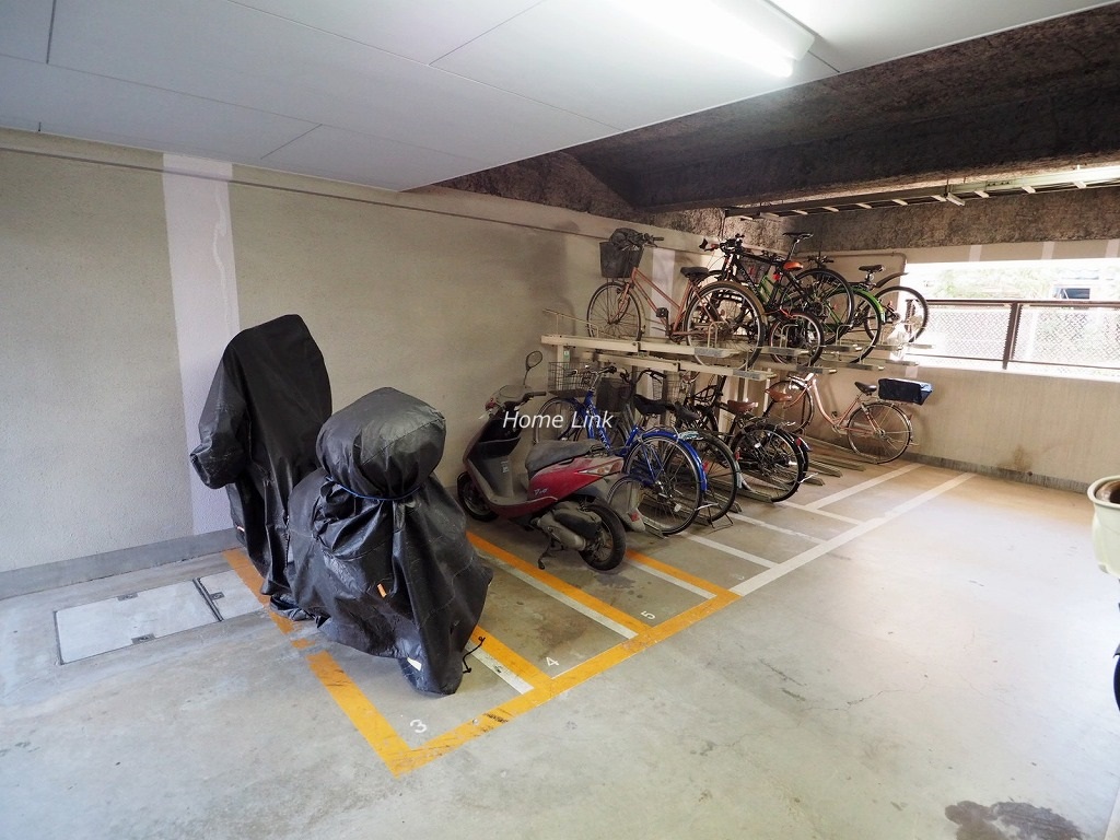 アーベントハイム板橋本町　バイク置場と駐輪場