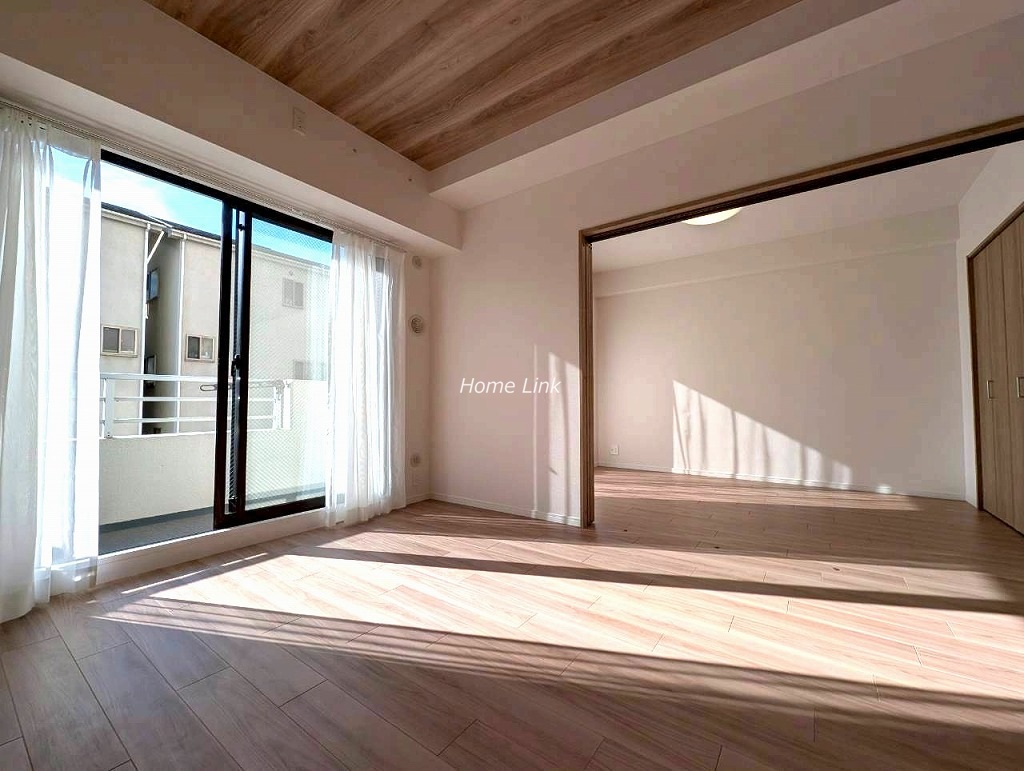 グランヴェルジェ西台2階 洋室を開け放って約17.7帖の広いLDK