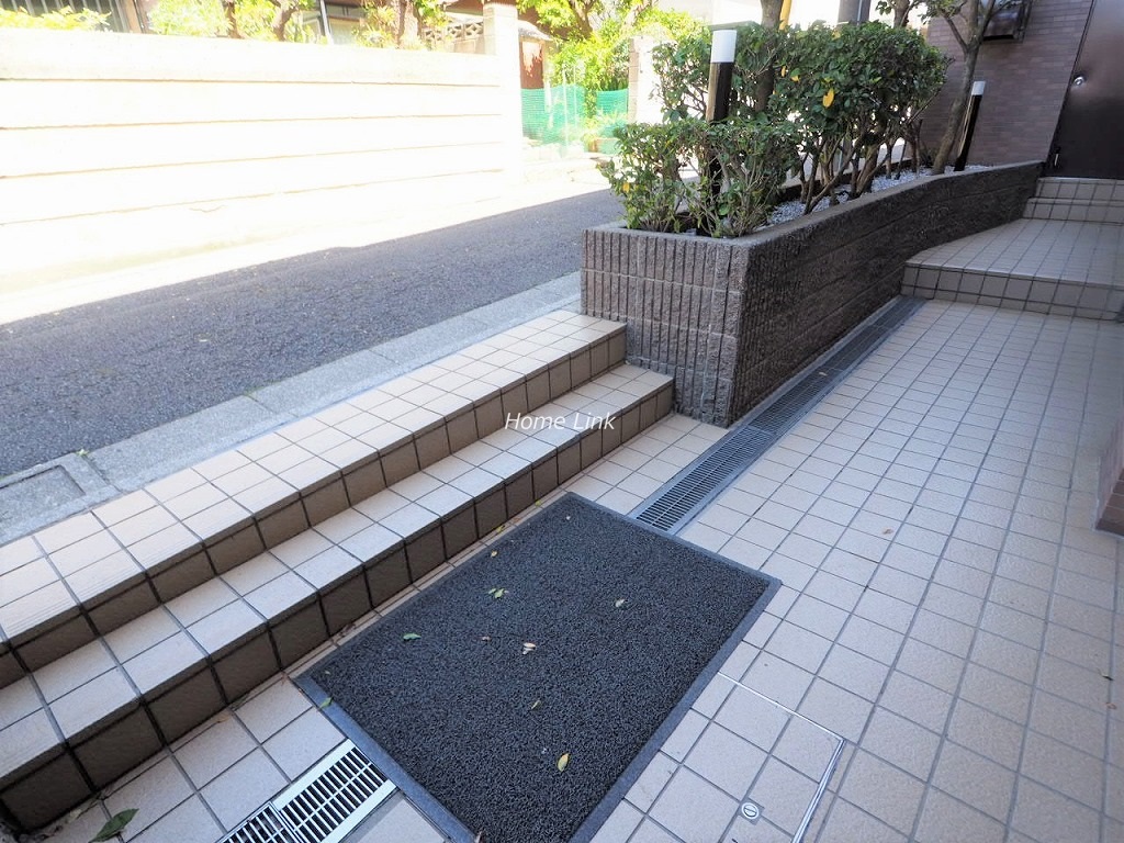 ナイスアーバン光が丘公園　エントランス階段
