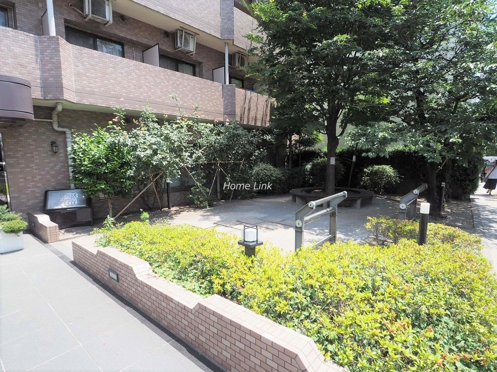 ライオンズプラザ本蓮沼　敷地内の小さな公園