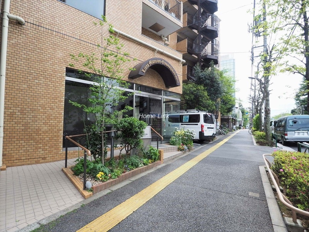 ライオンズマンション大山氷川町　エントランス前歩道