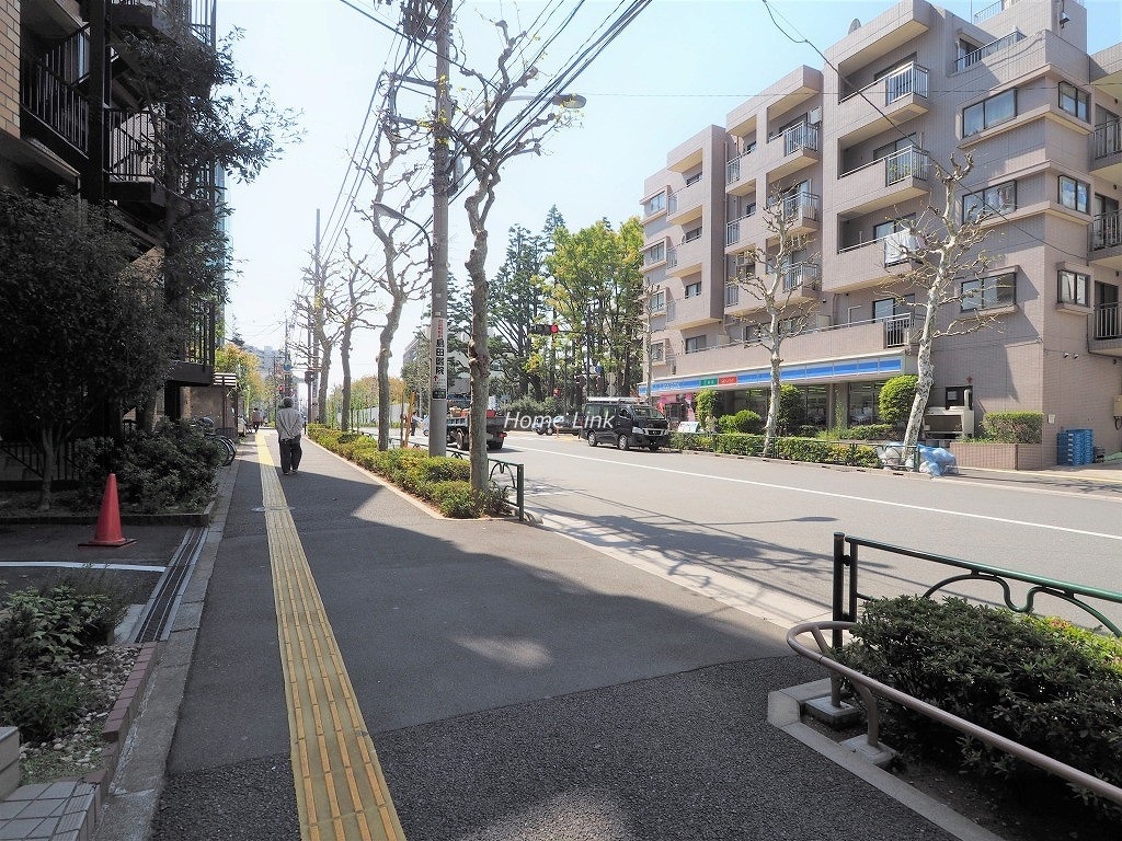 ライオンズマンション大山氷川町　エントランス前歩道