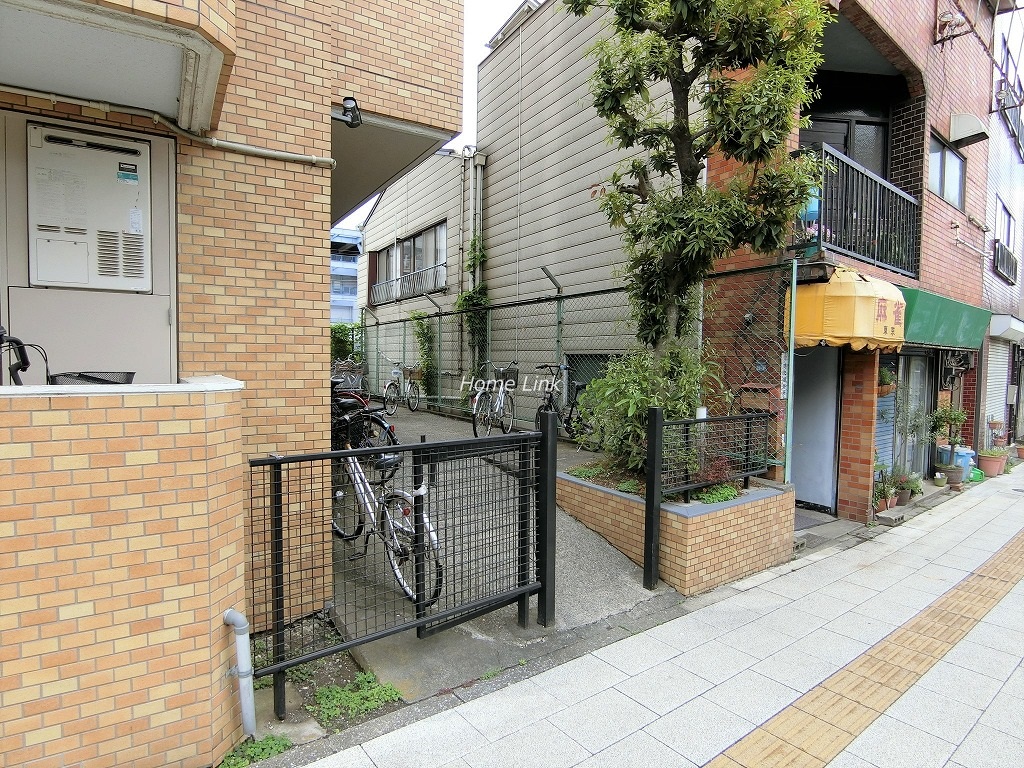 ライオンズマンション浮間舟渡　駐輪場出入口