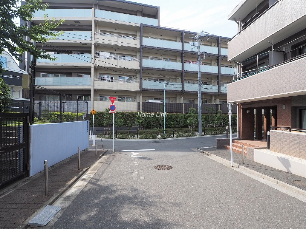 レーベンハイム赤塚公園　前面道路