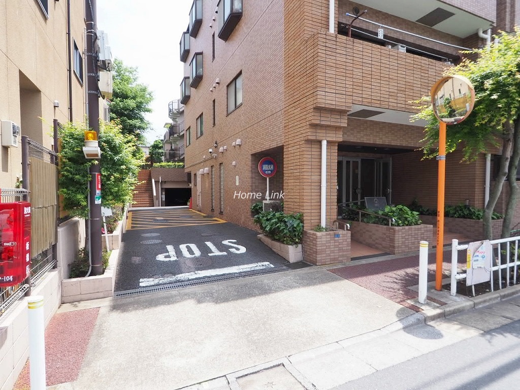 朝日クレス・パリオ大山　駐車場出入口