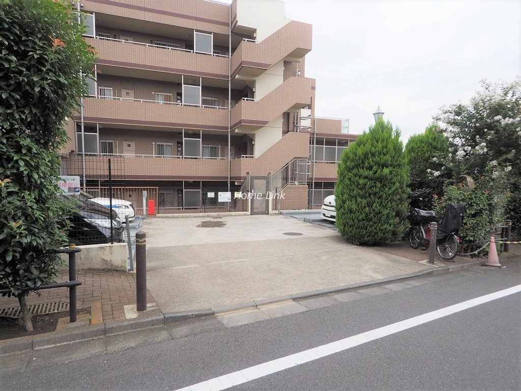 日神パレステージ東武練馬台 西館　駐車場出入口
