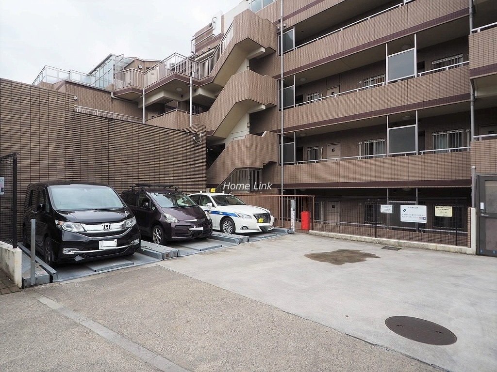 日神パレステージ東武練馬台 西館　駐車場