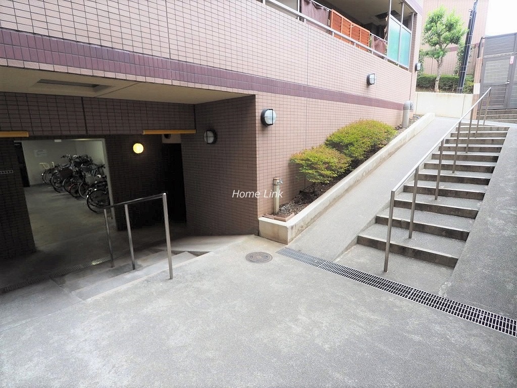 日神パレステージ東武練馬台 西館　駐輪場出入口
