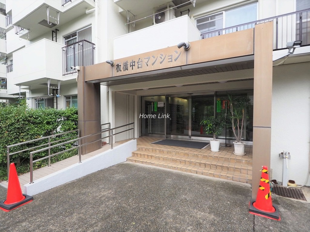 板橋中台マンション　エントランス前