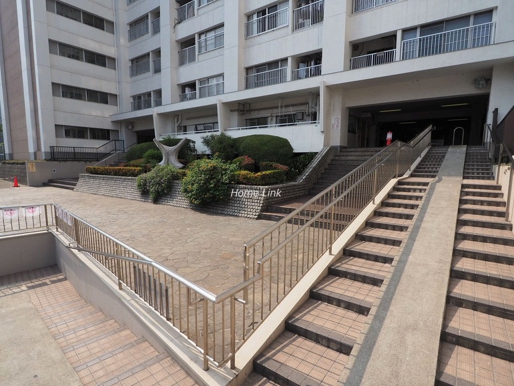高田馬場住宅　エントランス階段とスロープ