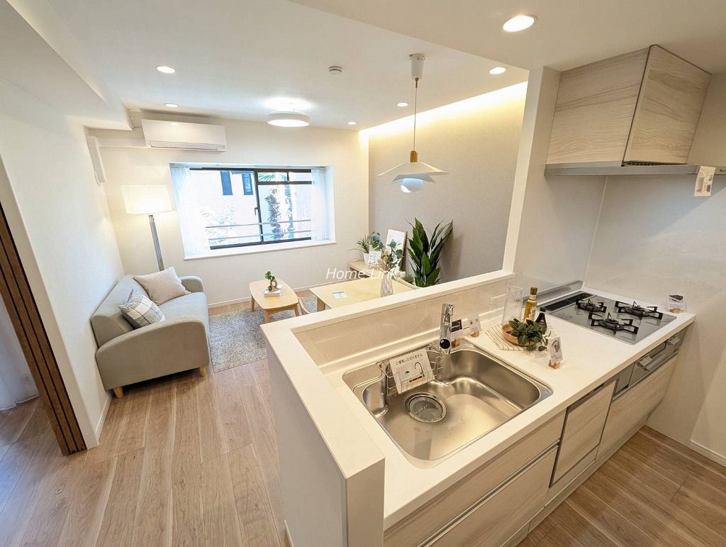 エスポワール常盤台2階 リビングを見渡すオープンキッチン