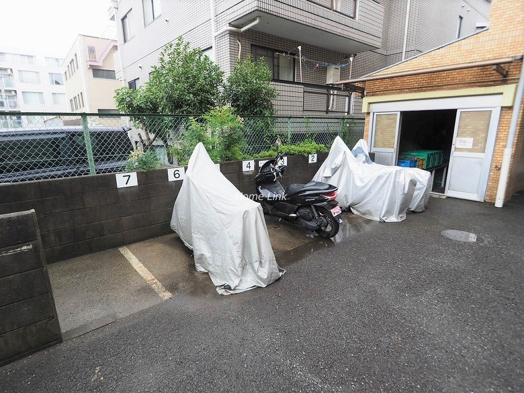ライオンズマンション成増　バイク置場