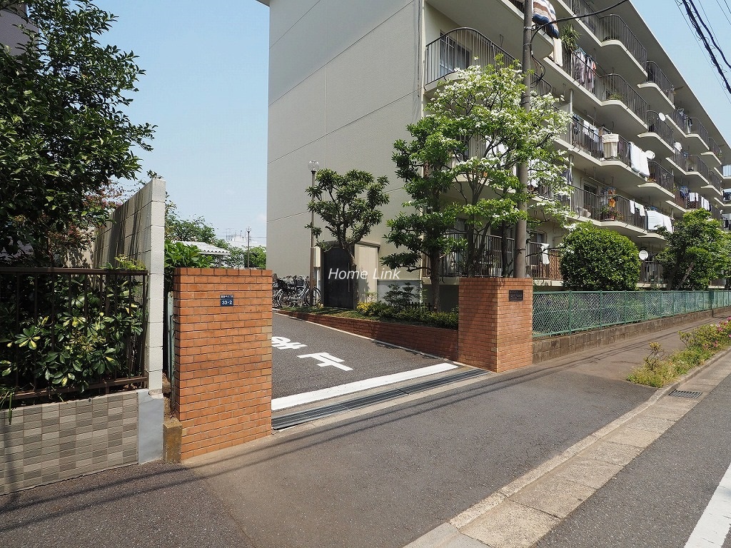 東武高島平サンライトマンション　エントランス前