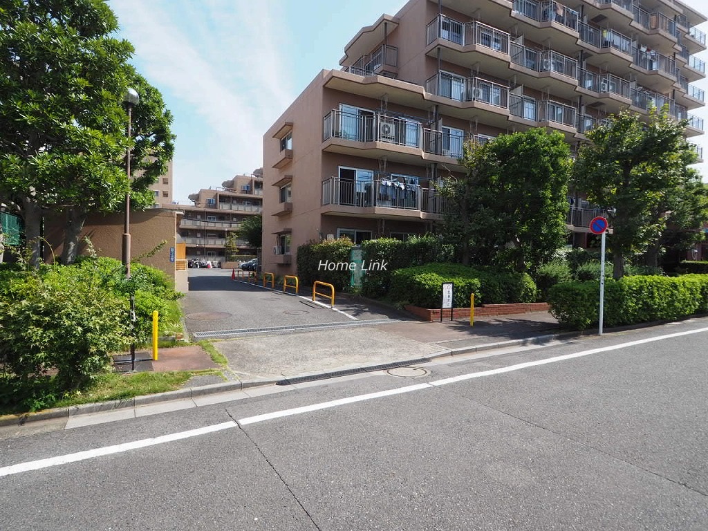 洋伸小豆沢公園マンション 駐車場出入口