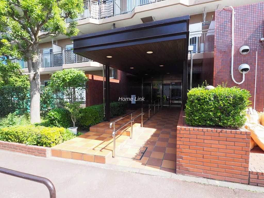 洋伸小豆沢公園マンション エントランス前
