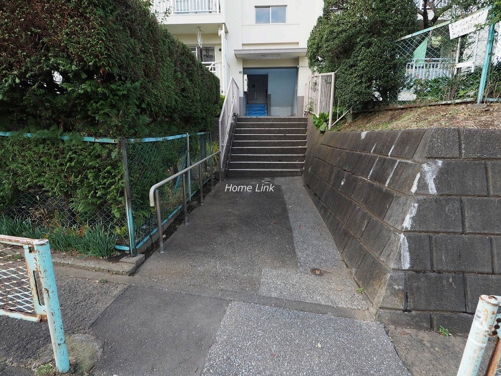 若木住宅3号棟 エントランス前