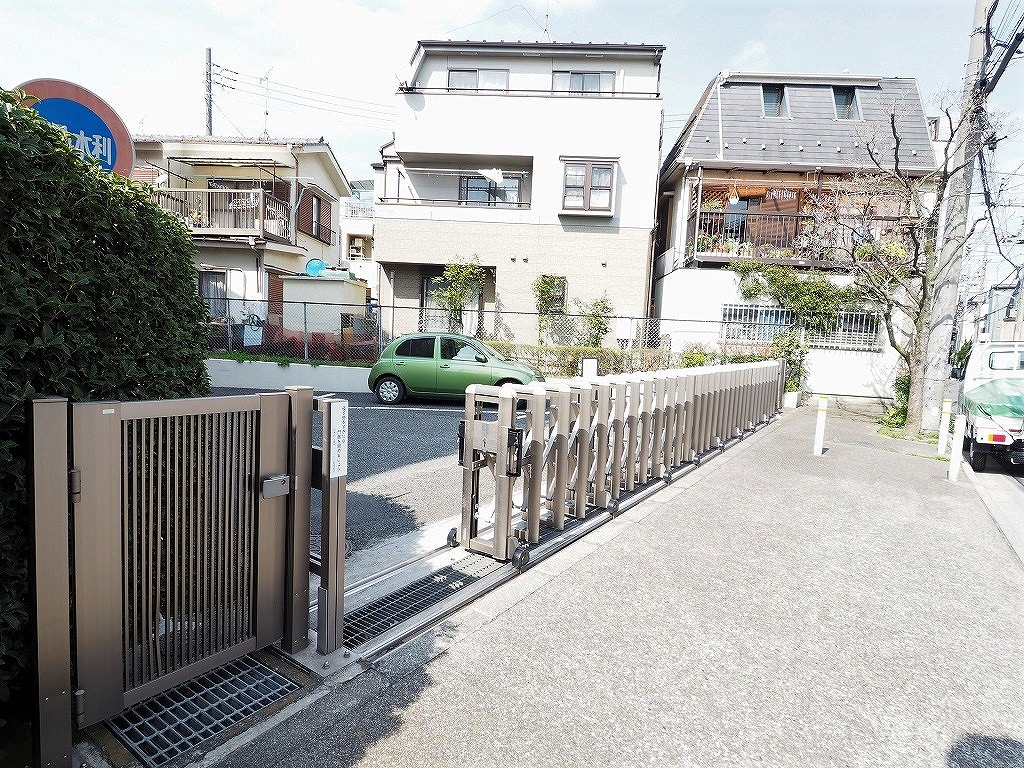 若木原公園サニーハイツ　駐車場出入口