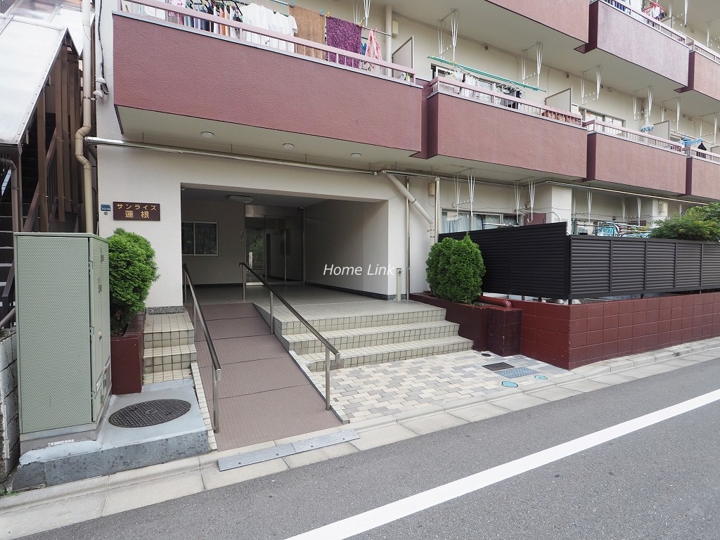 サンライズ蓮根　エントランス前
