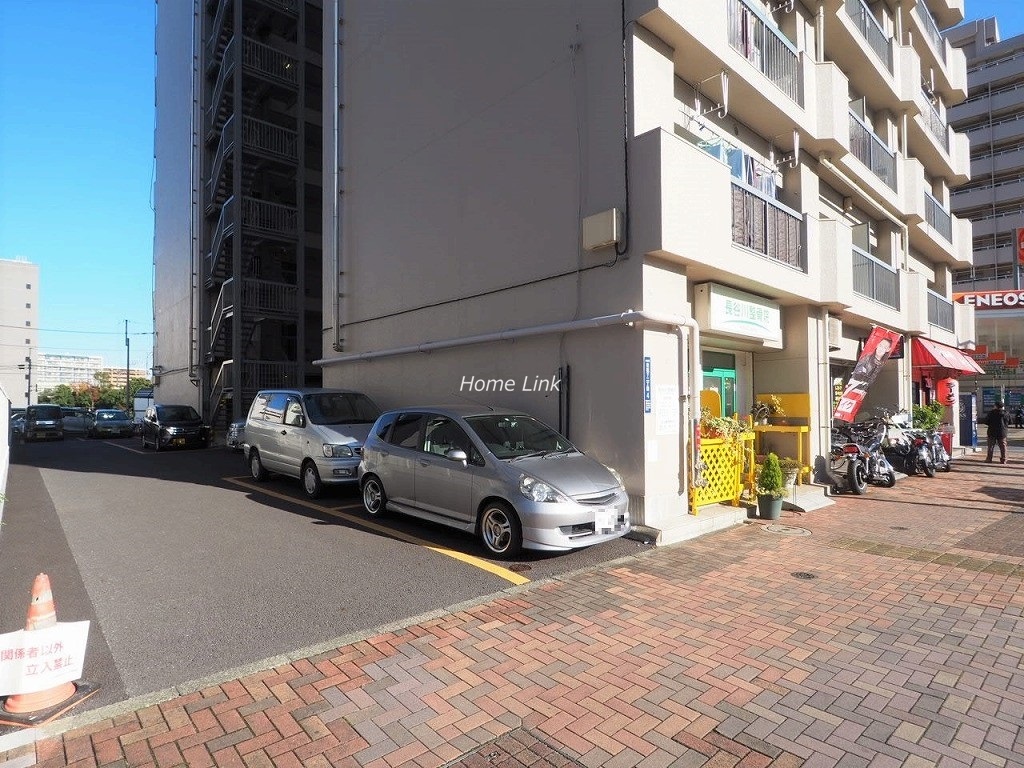 あずさわグランドハウス 駐車場出入口
