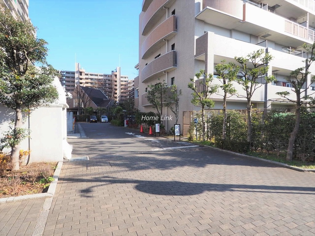 グランスクエア一橋学園弐番街 駐車場出入口