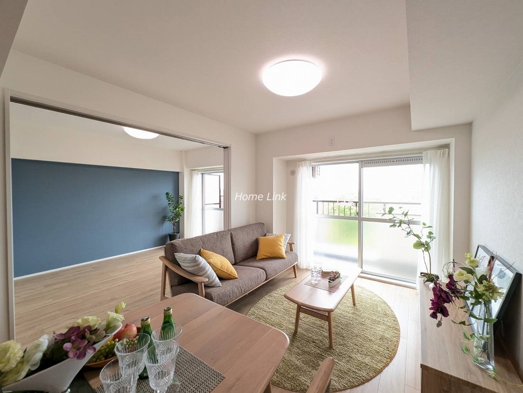 シャンボール志村坂上9階　引き戸を開けて開放的なリビング