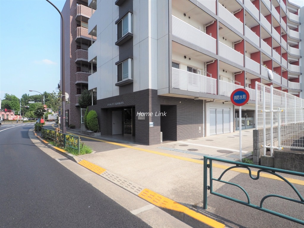 ダイナシティ浮間公園 駐車場出入口