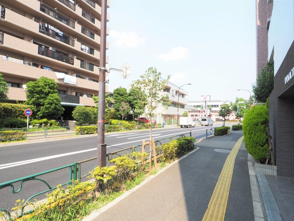 ダイナシティ浮間公園 前面道路歩道