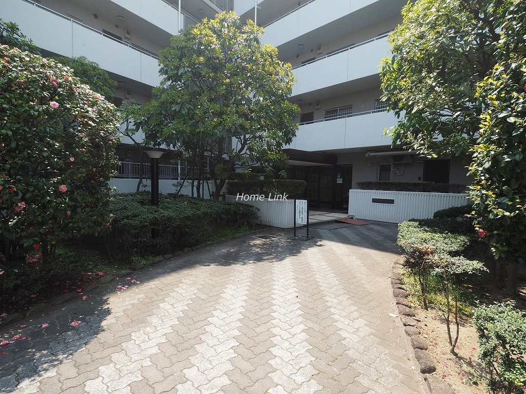 中銀第2城北パークマンシオン　エントランス前