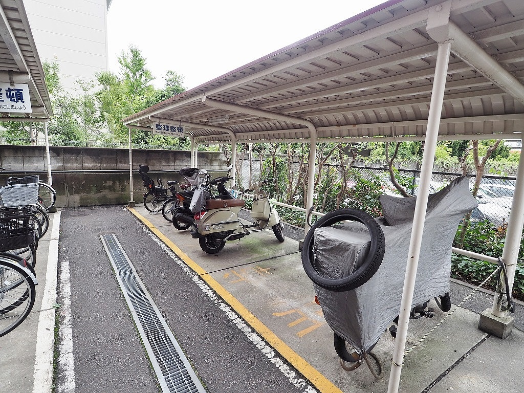 小豆沢パークファミリアA棟　バイク置場