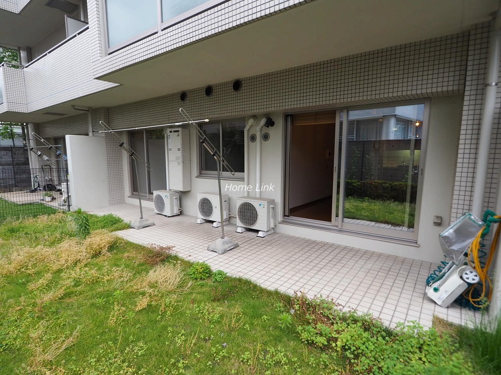 小豆沢パークホームズ1階 お庭でプールやパターを楽しめます