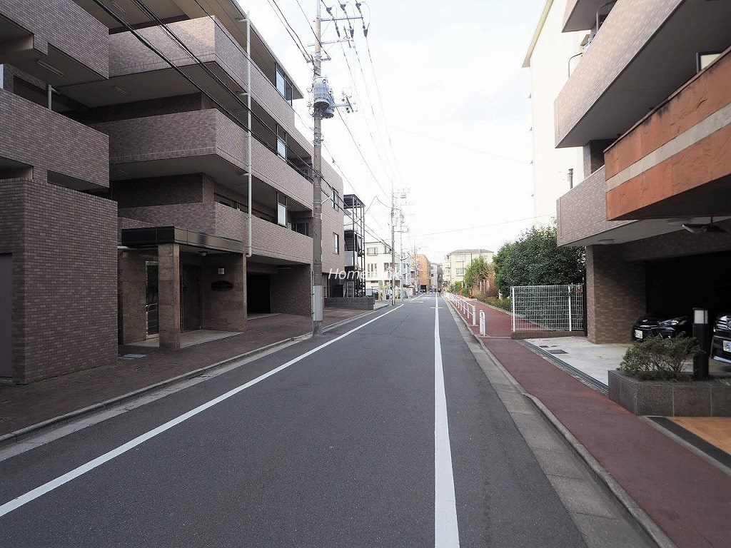 コニファーコート志村弐番館　前面道路