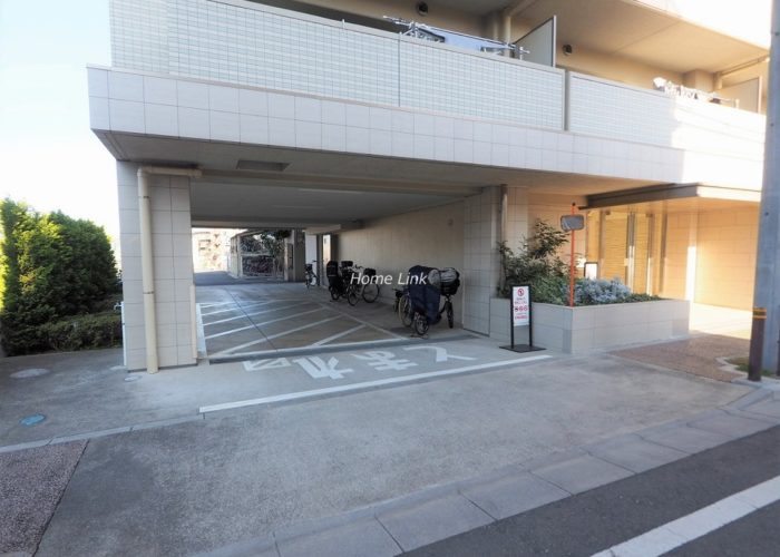 サンクレイドル東武練馬弐番館　駐車場出入口