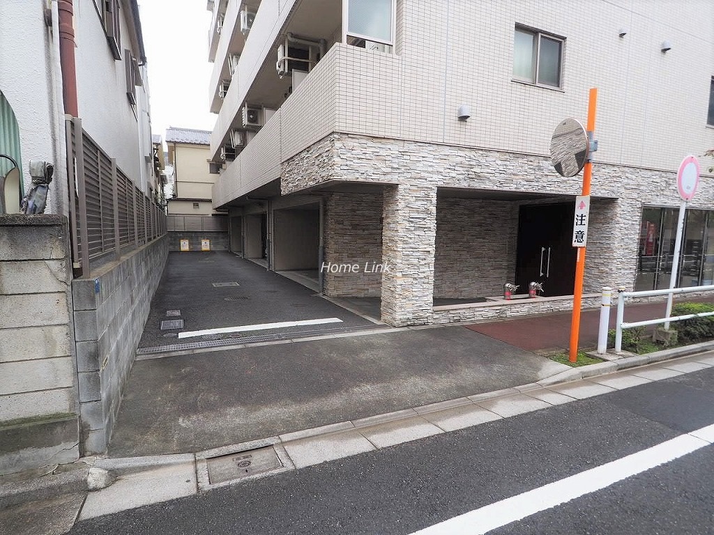 ジェネラルアパートメント常盤台　駐車場出入口
