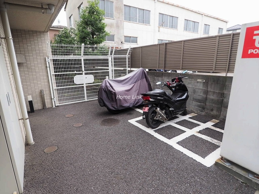 ジェネラルアパートメント常盤台　バイク置場