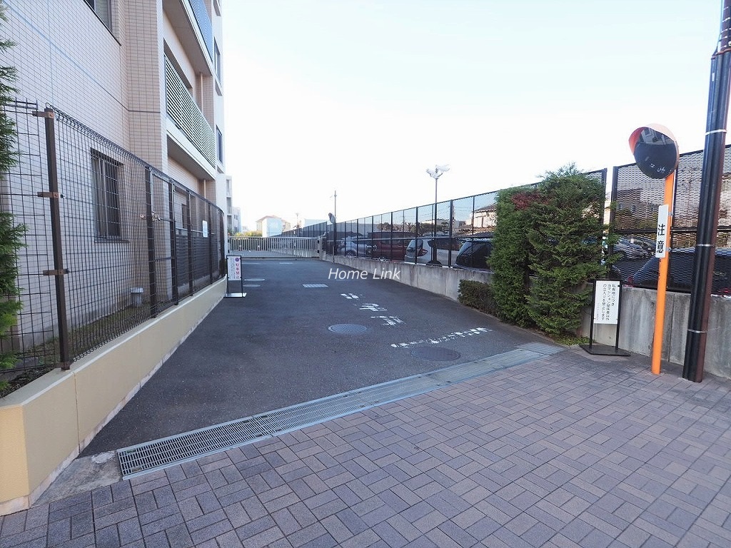プリズムヒル　駐車場出入口