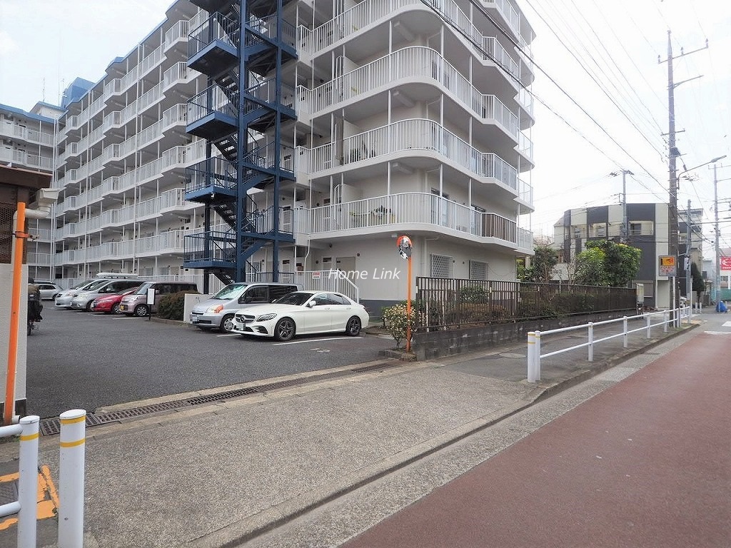 志村スカイハイツ 駐車場出入口