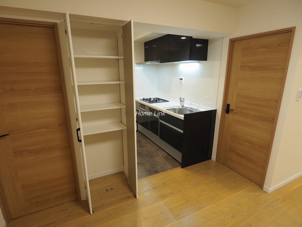 成増グリーンハイツ2階　キッチンは黒を基調とした格好よいデザイン