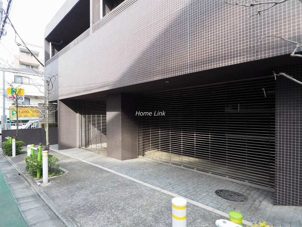 クアドロヌーヴェル　駐車場出入口