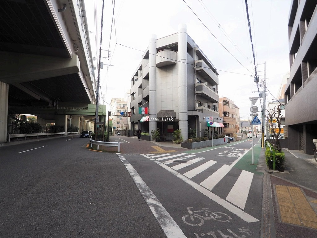 クアドロヌーヴェル　前面道路